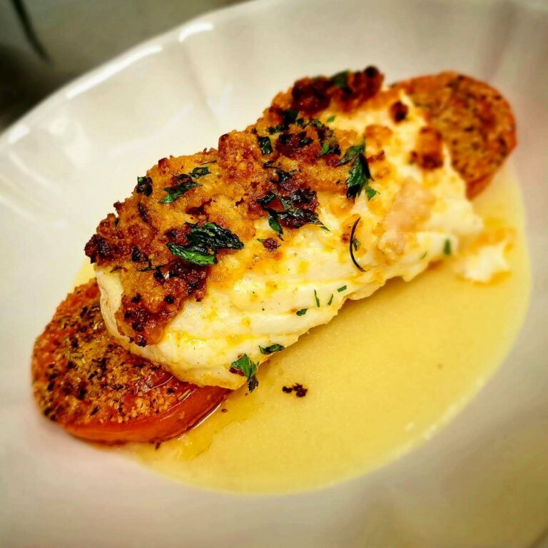 Dos-de-julienne-au-crumble-de-chorizo-et-parmesan-sauce-au-beurre-blanc-Tomates-Provencales_PhilosOeuf
