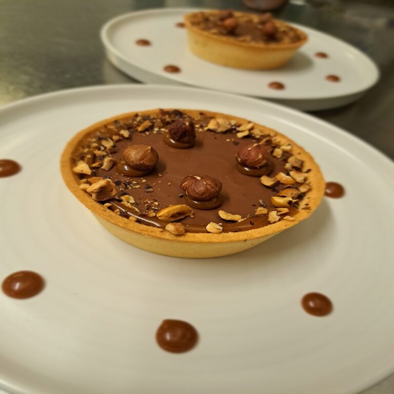 Tartelette chocolat caramel beurre salé et noisettes grillées
